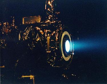 Un motor inico de una sonda espacial
