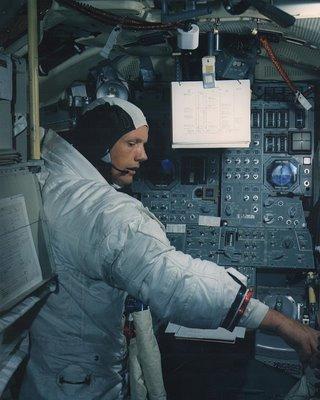Neil Armstrong controlando el módulo lunar