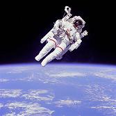 Foto de un astronauta con la unidad de maniobra tripulada