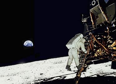 Aldrin bajando la escalerilla y la Tierra al fondo