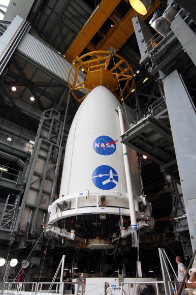 Juno a punto de ir al interior del cohete Atlas