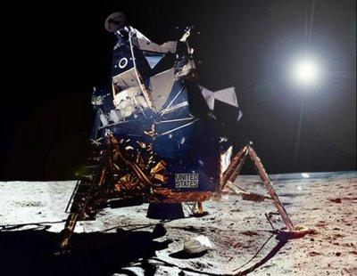 El módulo lunar Águila posado en la superficie