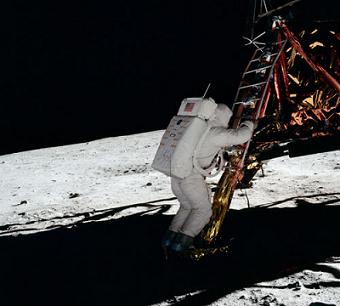 Aldrin a punto de pisar la superficie lunar