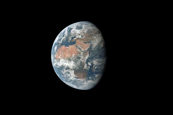 Foto de la Tierra a mitad de camino a la Luna