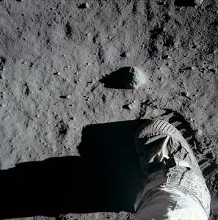 Primera pisada en la superficie lunar