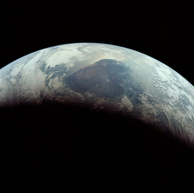 Vista de la Tierra al acercarse la nave Apolo 11