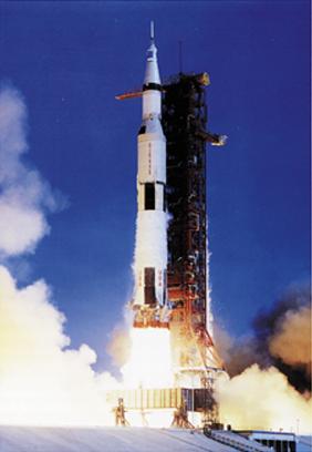 El cohete Saturno V despegando