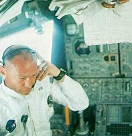 Buzz Aldrin leyendo los indicadores