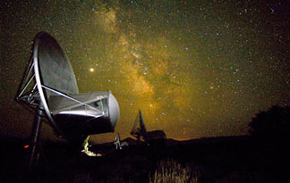 Radiotelescopio escuchando el cosmos