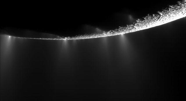 Hielo de agua saliendo de Encelado