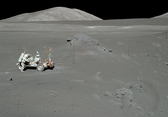 Rover Lunar y astronauta